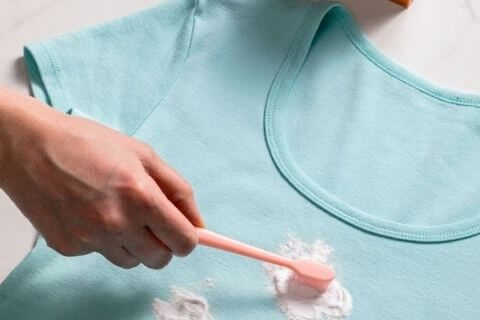 Remove-oil-stain-on-clothes-with-baking-soda