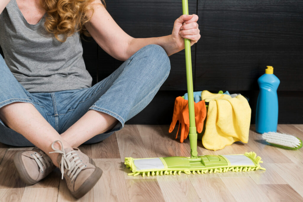 Method cleaning hardwood floor